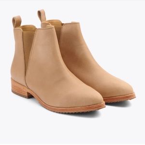 Nisolo Classic Chelsea Boot in Almond size 9